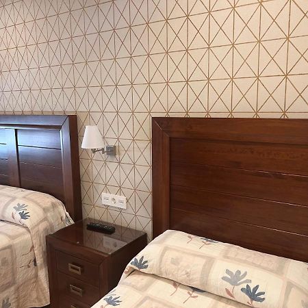 Hostal Avenida Benavente Bagian luar foto