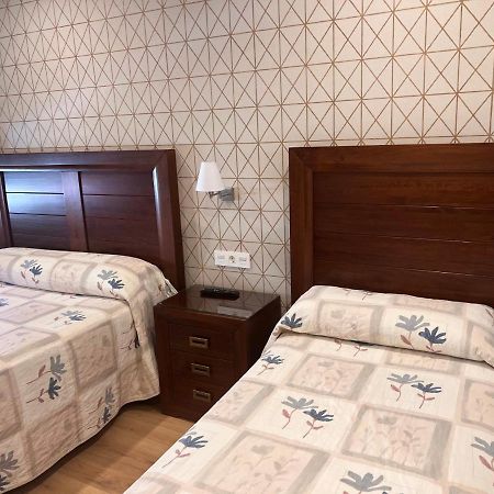 Hostal Avenida Benavente Bagian luar foto