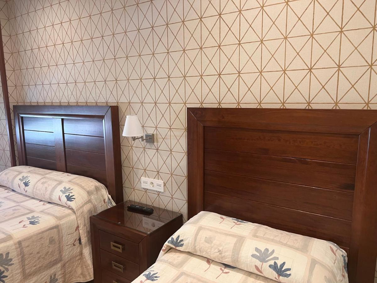 Hostal Avenida Benavente Bagian luar foto