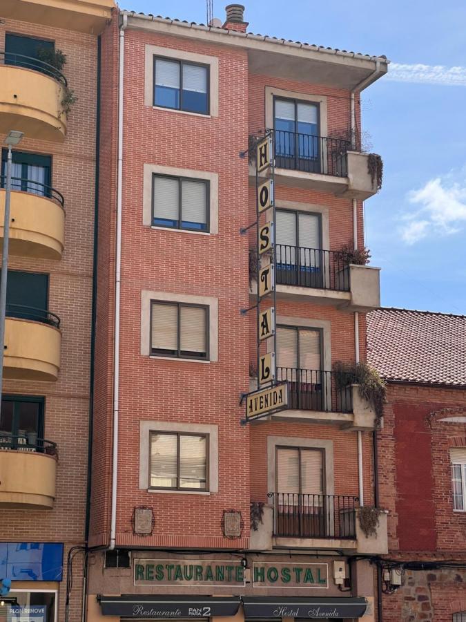 Hostal Avenida Benavente Bagian luar foto