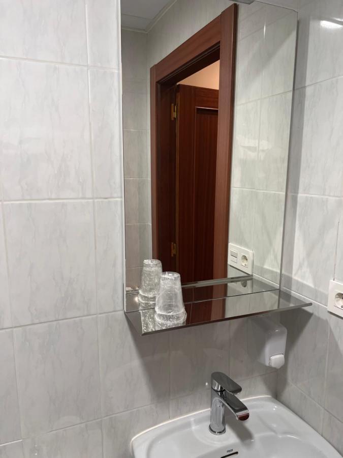 Hostal Avenida Benavente Bagian luar foto